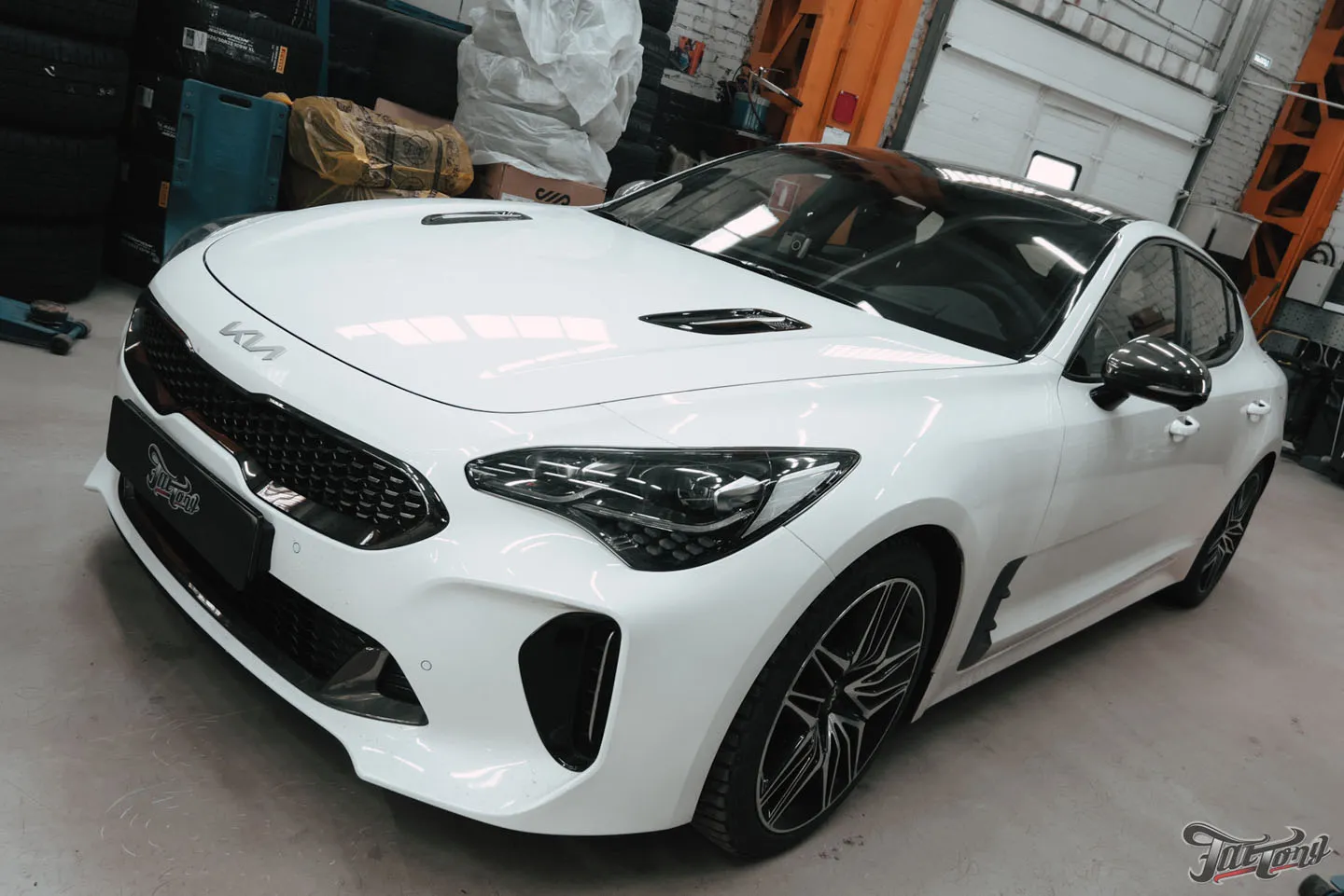 Фирменный шиномонтаж на стендах Hunter для Kia Stinger